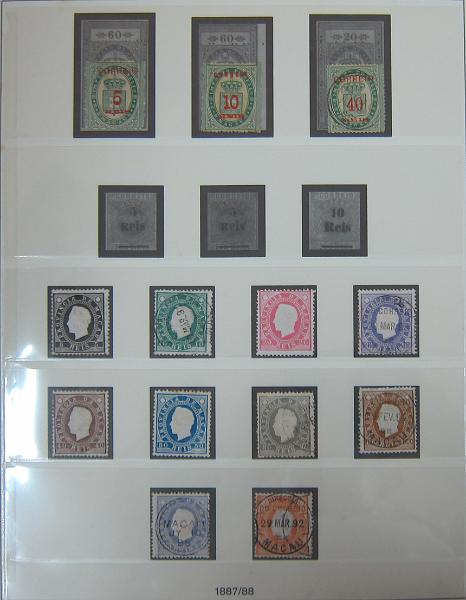 0263 (3).jpg -     Lote:    263      Colecção Especializada - Macau      Lotes Especiais       Descrição:      Macau   &mdash; Colecção montada em 3 álbuns quase completa do correio ordinário (faltam 13 selos) desde AF1 até AF1038 (1884/1999), sem correio aéreo, etiquetas, porteado, imposto postal e não emitidos. A colecção é composta por selos novos e usados indiferenciadamente, com séries mistas (novo/usado). Contém todos os blocos novos sem sinal de charneira incluindo 12 blocos Amizade Luso-Chinesa e 12 blocos Macau 1999 (CE BLC 1/76). Contém também as 50 folhas miniaturas novas sem sinal de charneira (FM 1/50). Valor total de catálogo Afinsa 2015 = &euro; 15.058,00, repartido por selos &euro; 12.382,00 + blocos &euro; 1.909,00 + Folhas Miniaturas &euro; 2.767,00. Duas folhas miniaturas com ligeiros pontos de óxido. Lote a ver.        Lote       Valor Base:     &euro; 5000,00     Valor Venda:     &euro;      